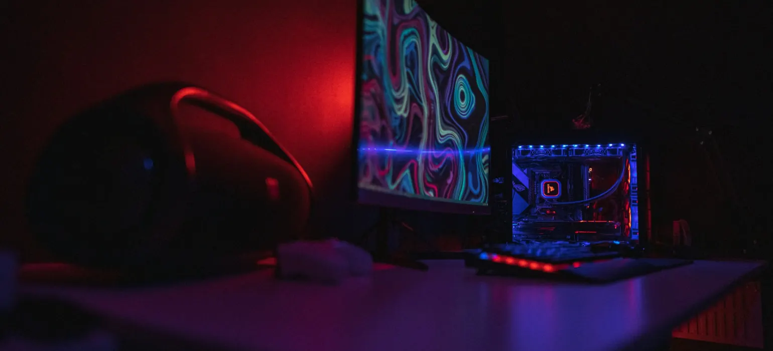 Black and red gaming mouse on black mouse pad
